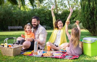 Famille heureuse, dans la nature